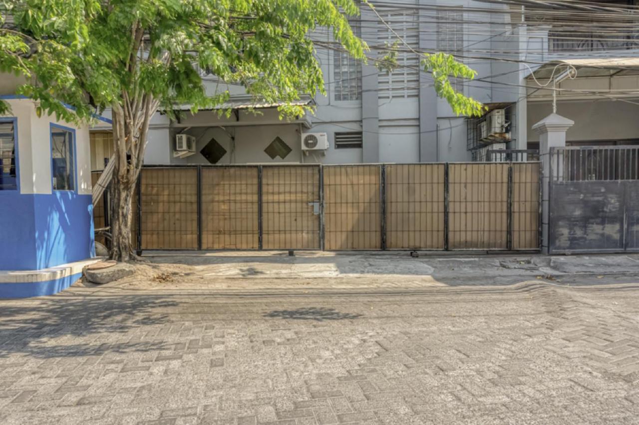 Reddoorz Near Widya Mandala University Сурабая Екстериор снимка
