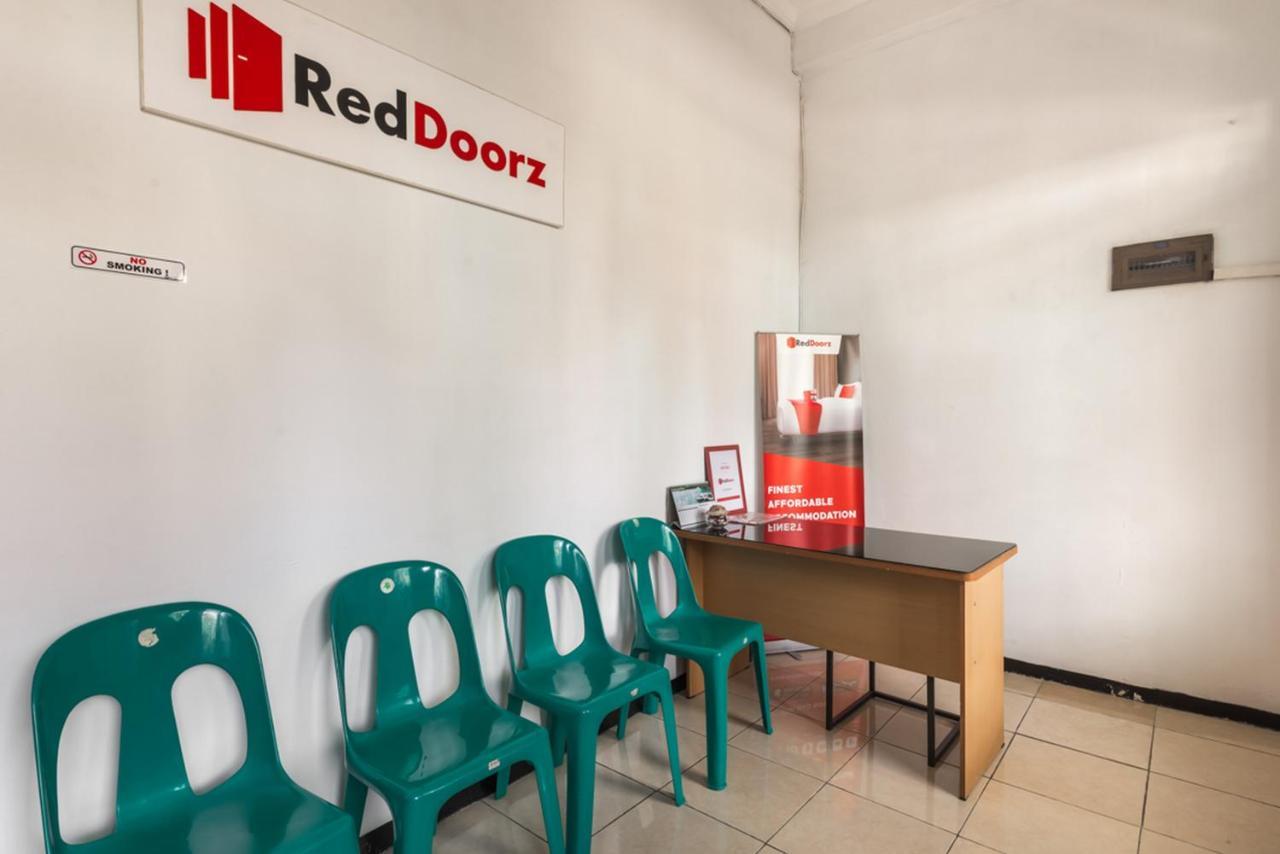 Reddoorz Near Widya Mandala University Сурабая Екстериор снимка