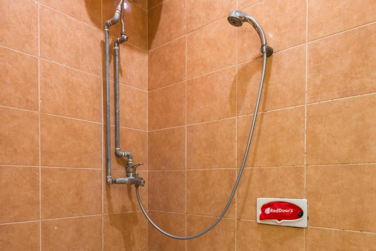 Reddoorz Near Widya Mandala University Сурабая Екстериор снимка